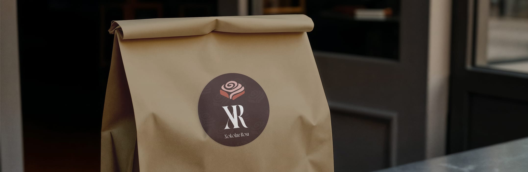 Kraft paper bag with the round Xokolate Rosa sticker